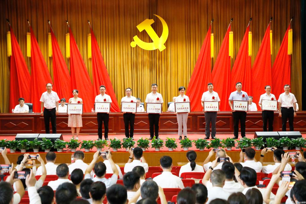 说明: //news.sqdrama.com/__local/4/9D/E7/00EA820CABEB7E953FF562D3225_34F62317_202C3.jpg